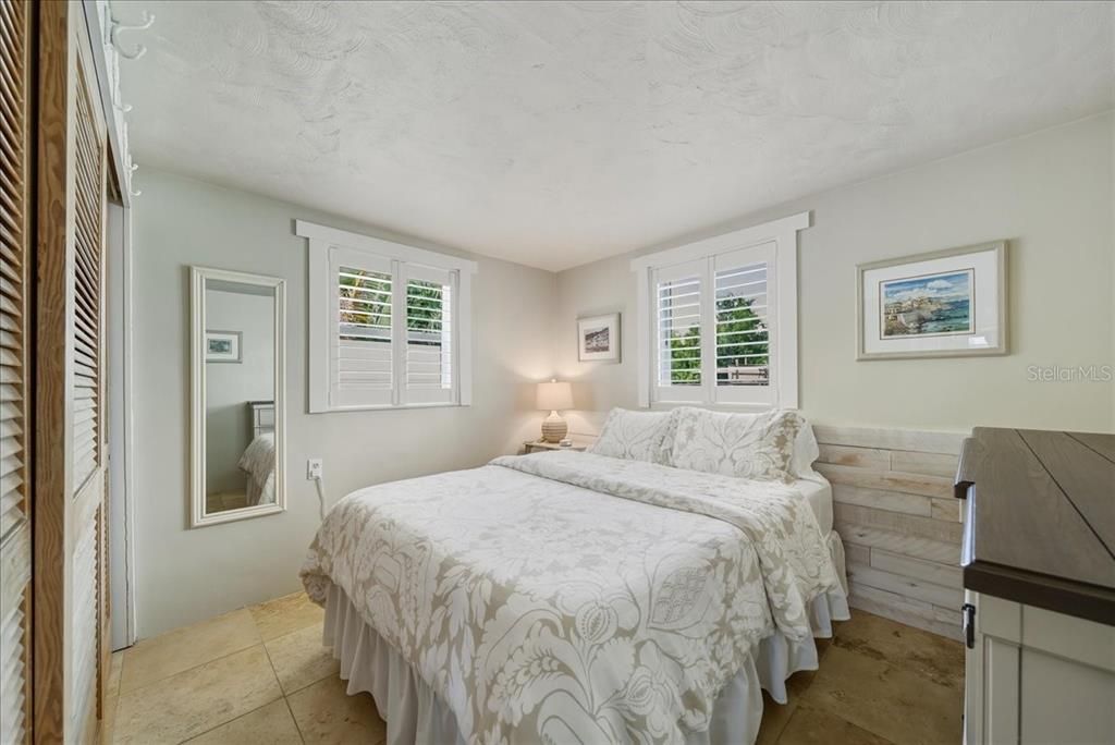 For Sale: $275,000 (2 beds, 1 baths, 824 Square Feet)