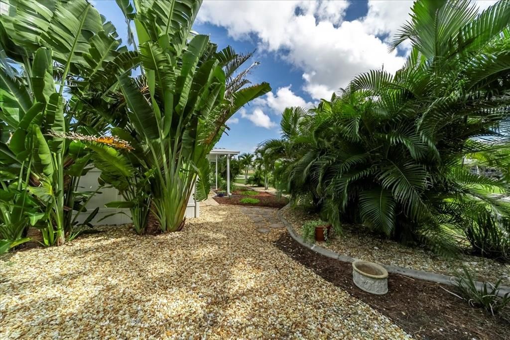 For Sale: $275,000 (2 beds, 1 baths, 824 Square Feet)