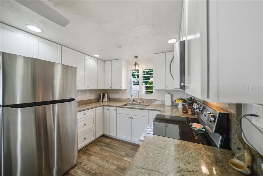 For Sale: $275,000 (2 beds, 1 baths, 824 Square Feet)