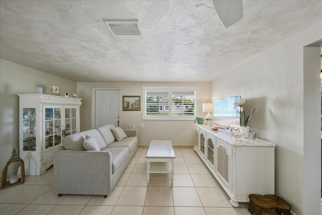 For Sale: $275,000 (2 beds, 1 baths, 824 Square Feet)