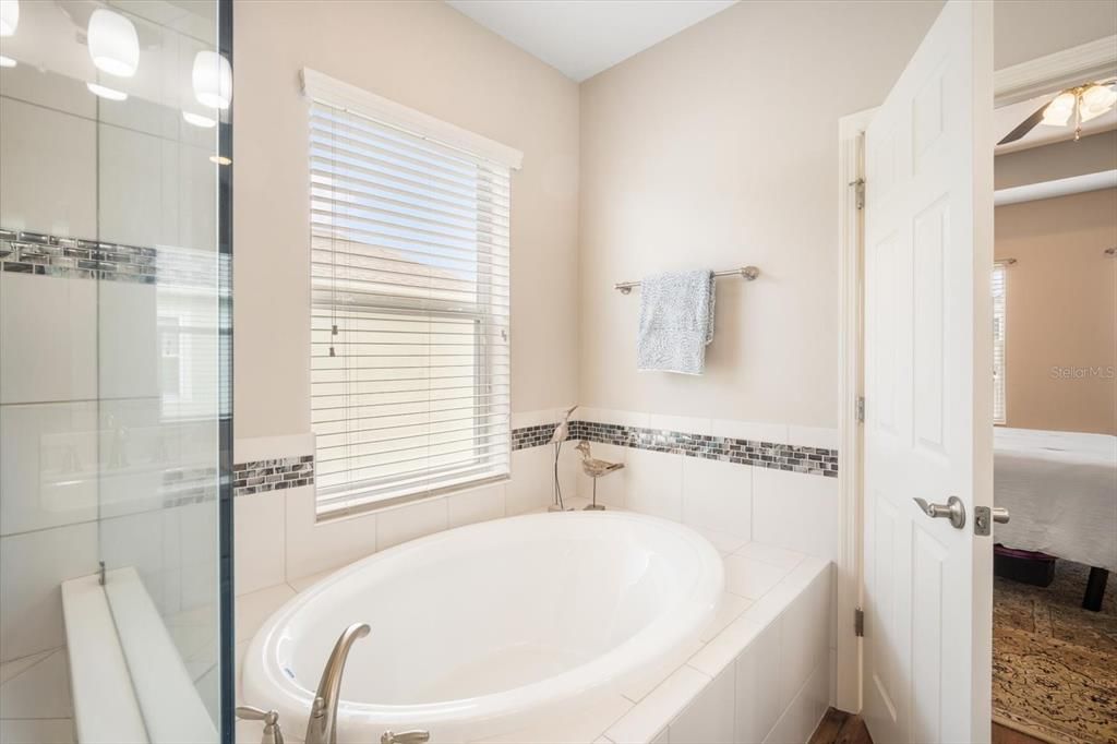 For Rent: $2,900 (3 beds, 2 baths, 1996 Square Feet)