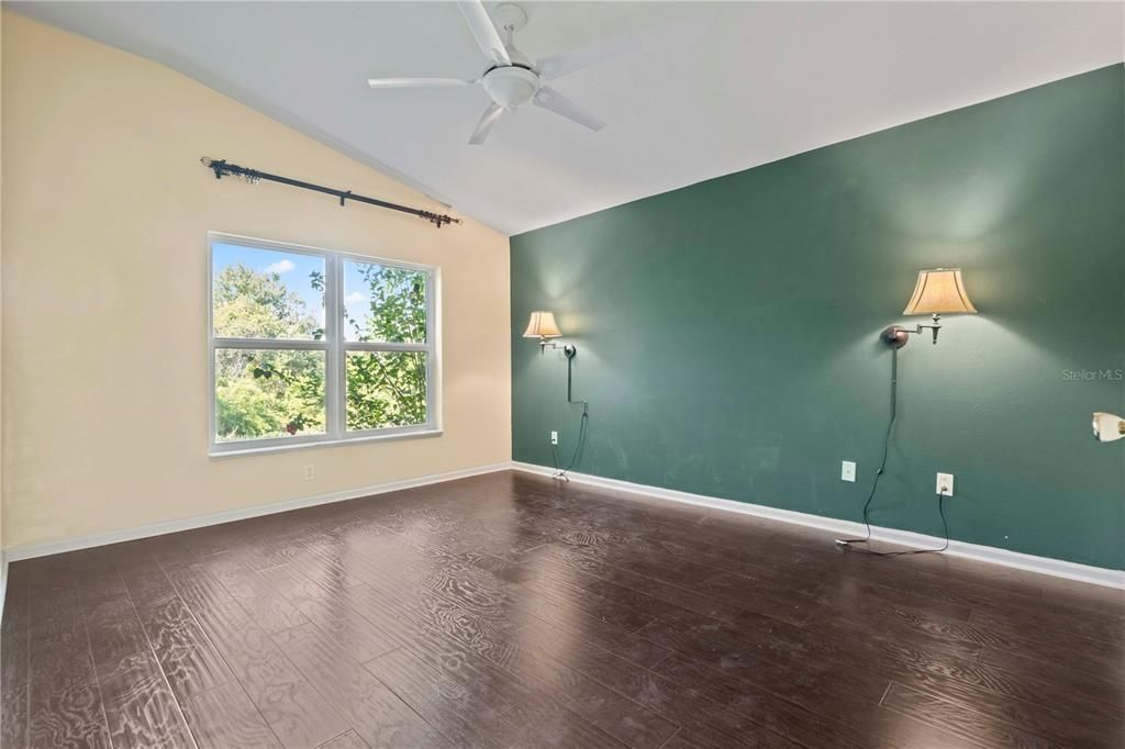 合同活跃: $300,000 (4 贝兹, 2 浴室, 1665 平方英尺)