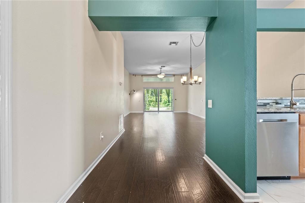 合同活跃: $300,000 (4 贝兹, 2 浴室, 1665 平方英尺)