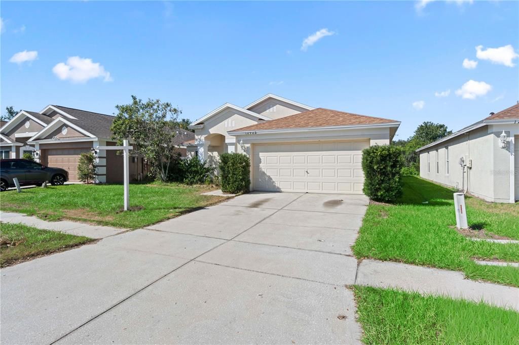 合同活跃: $300,000 (4 贝兹, 2 浴室, 1665 平方英尺)