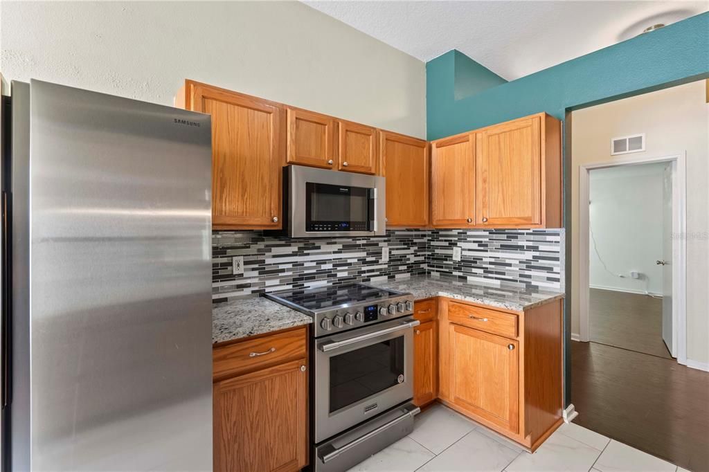 合同活跃: $300,000 (4 贝兹, 2 浴室, 1665 平方英尺)