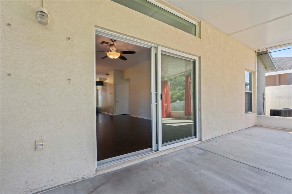 合同活跃: $300,000 (4 贝兹, 2 浴室, 1665 平方英尺)