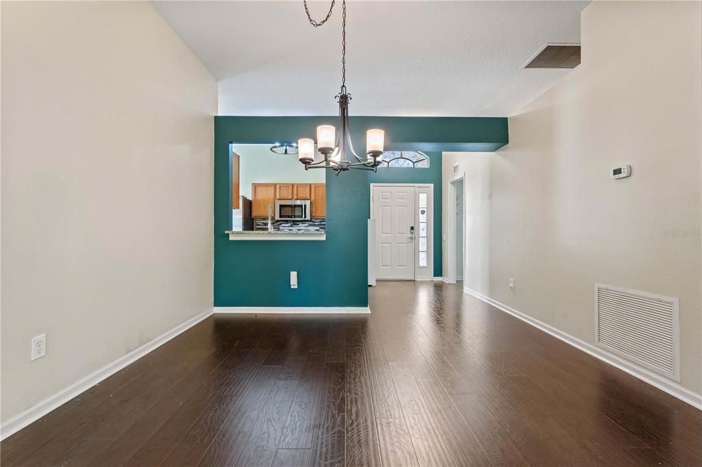 合同活跃: $300,000 (4 贝兹, 2 浴室, 1665 平方英尺)