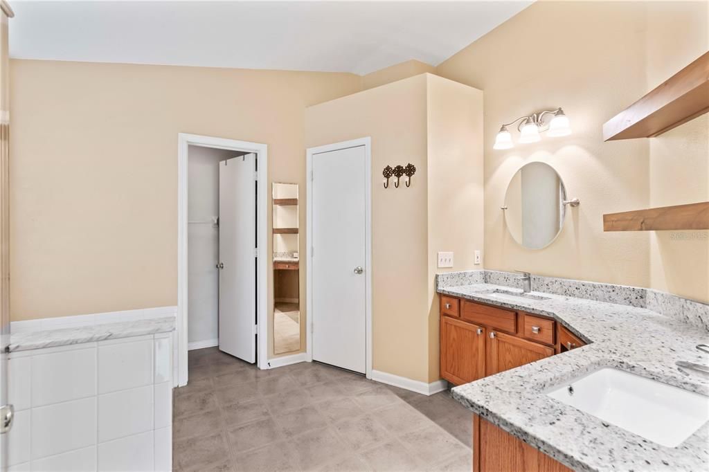 合同活跃: $300,000 (4 贝兹, 2 浴室, 1665 平方英尺)