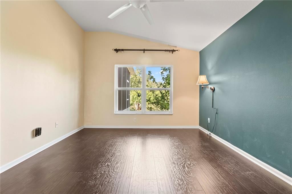 合同活跃: $300,000 (4 贝兹, 2 浴室, 1665 平方英尺)