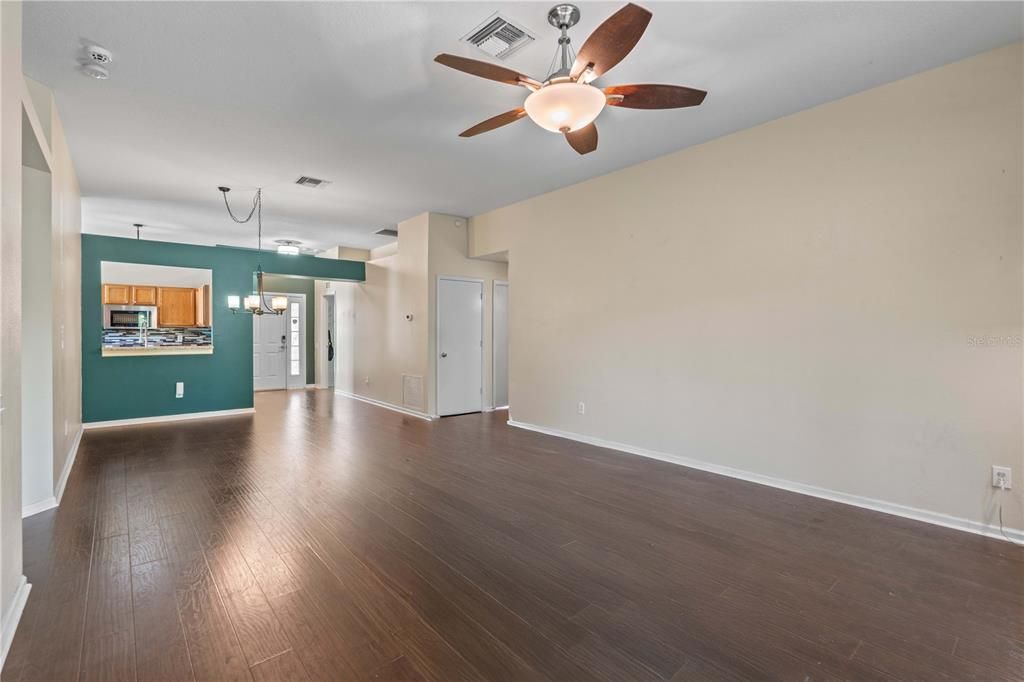 合同活跃: $300,000 (4 贝兹, 2 浴室, 1665 平方英尺)