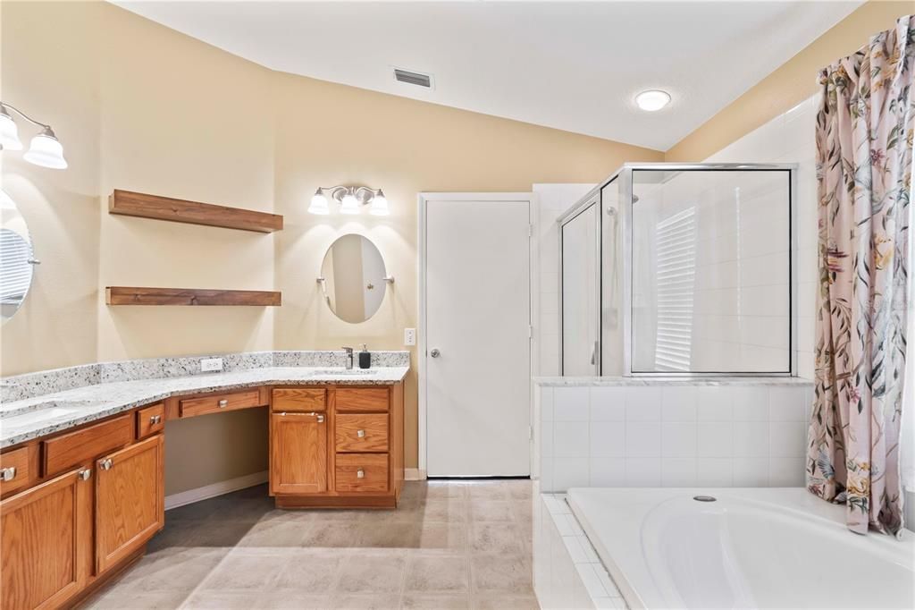 合同活跃: $300,000 (4 贝兹, 2 浴室, 1665 平方英尺)