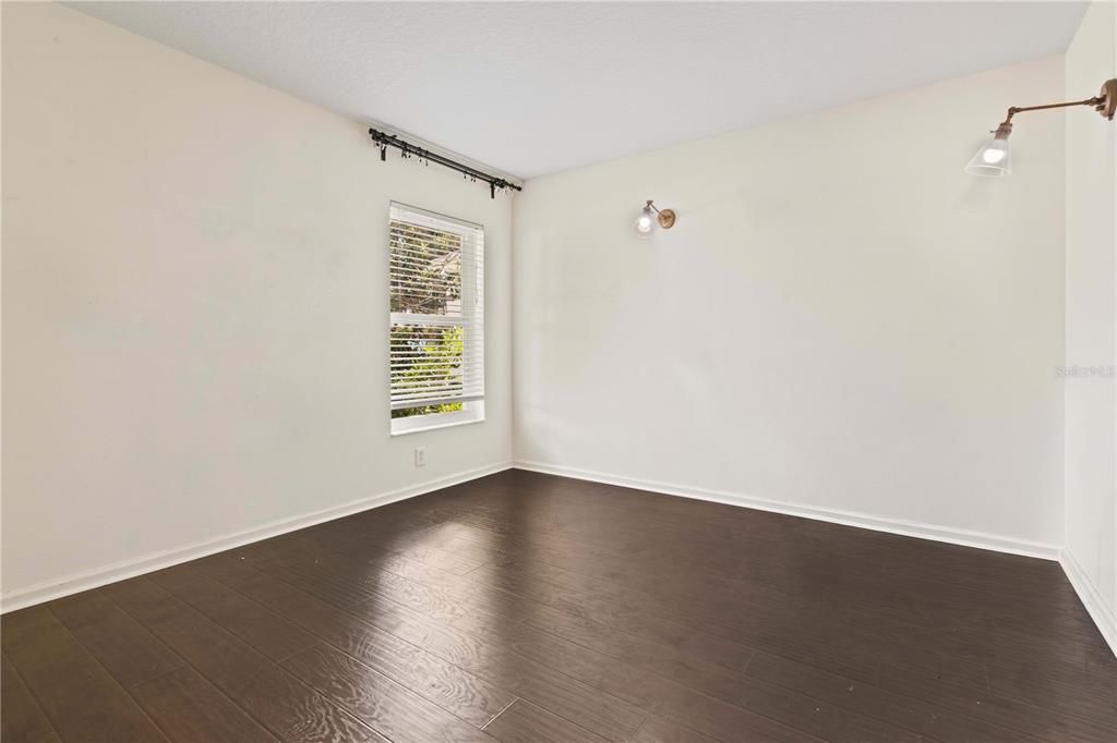 合同活跃: $300,000 (4 贝兹, 2 浴室, 1665 平方英尺)