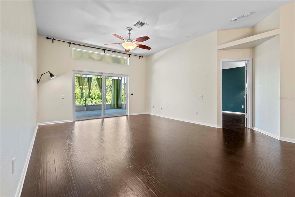 合同活跃: $300,000 (4 贝兹, 2 浴室, 1665 平方英尺)