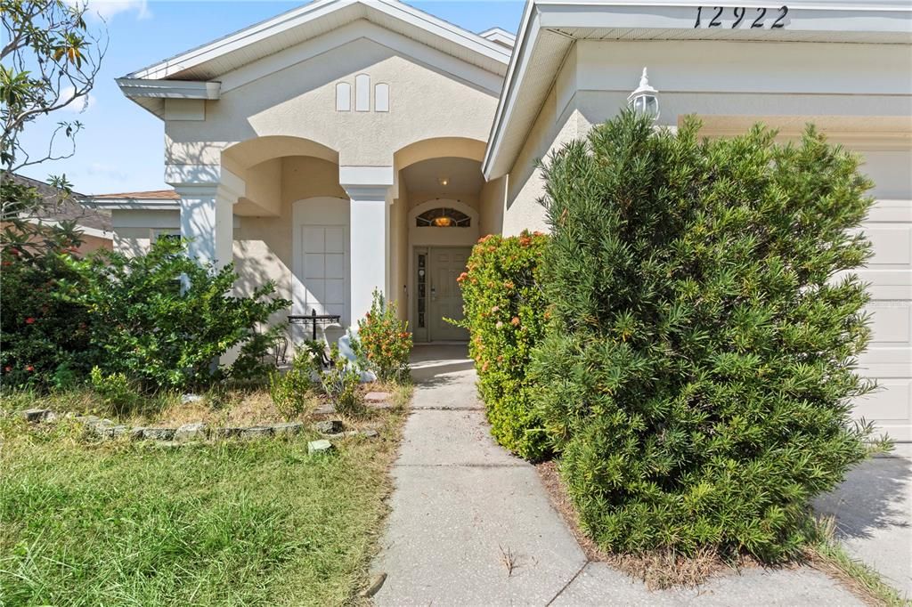 合同活跃: $300,000 (4 贝兹, 2 浴室, 1665 平方英尺)