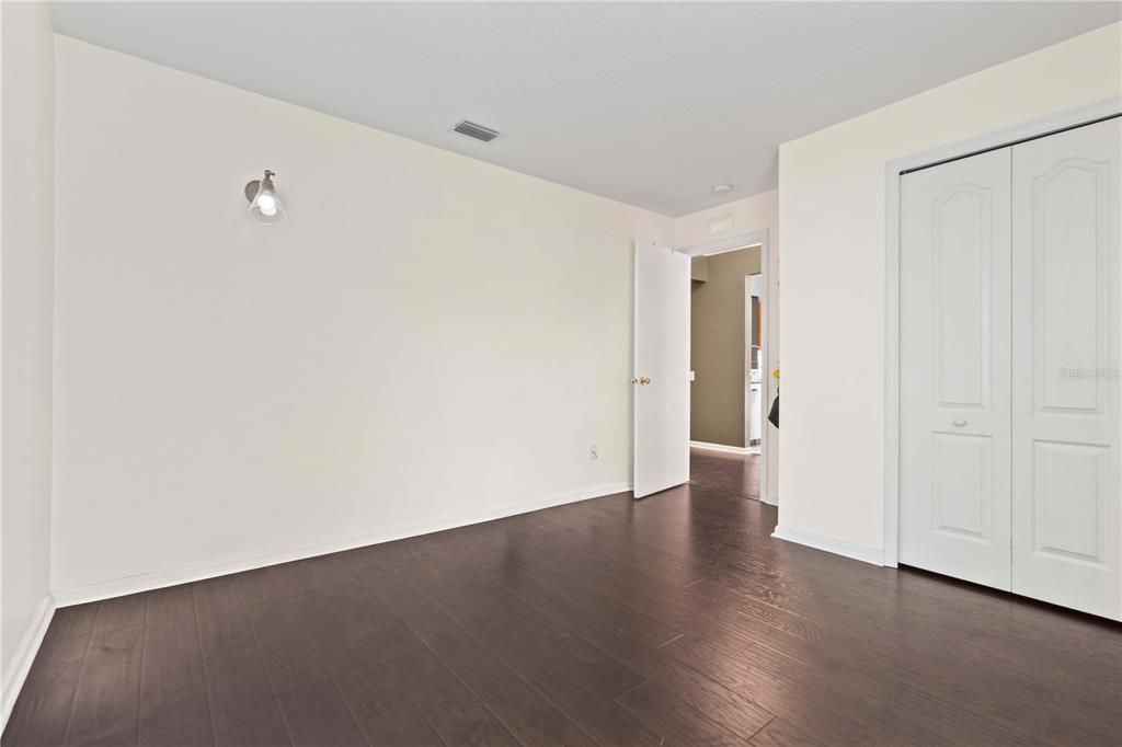 合同活跃: $300,000 (4 贝兹, 2 浴室, 1665 平方英尺)