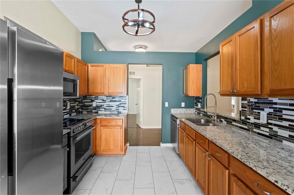 合同活跃: $300,000 (4 贝兹, 2 浴室, 1665 平方英尺)