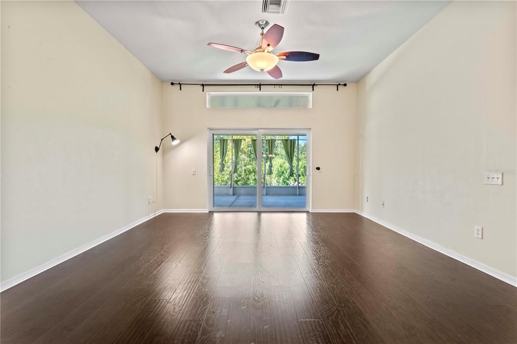 合同活跃: $300,000 (4 贝兹, 2 浴室, 1665 平方英尺)