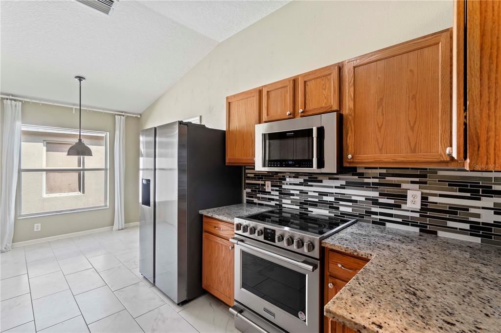 合同活跃: $300,000 (4 贝兹, 2 浴室, 1665 平方英尺)