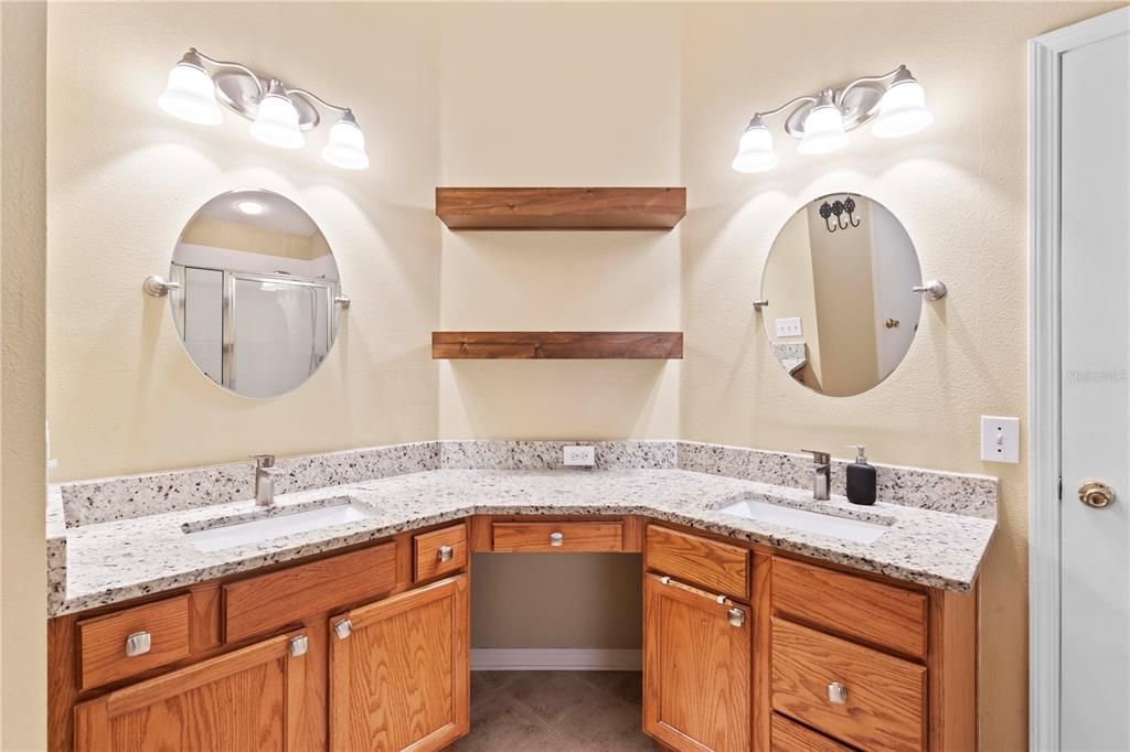 合同活跃: $300,000 (4 贝兹, 2 浴室, 1665 平方英尺)