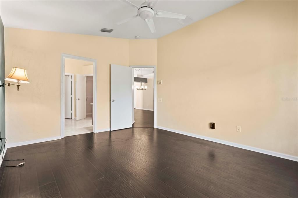 合同活跃: $300,000 (4 贝兹, 2 浴室, 1665 平方英尺)