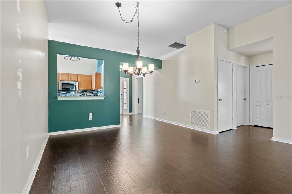 合同活跃: $300,000 (4 贝兹, 2 浴室, 1665 平方英尺)