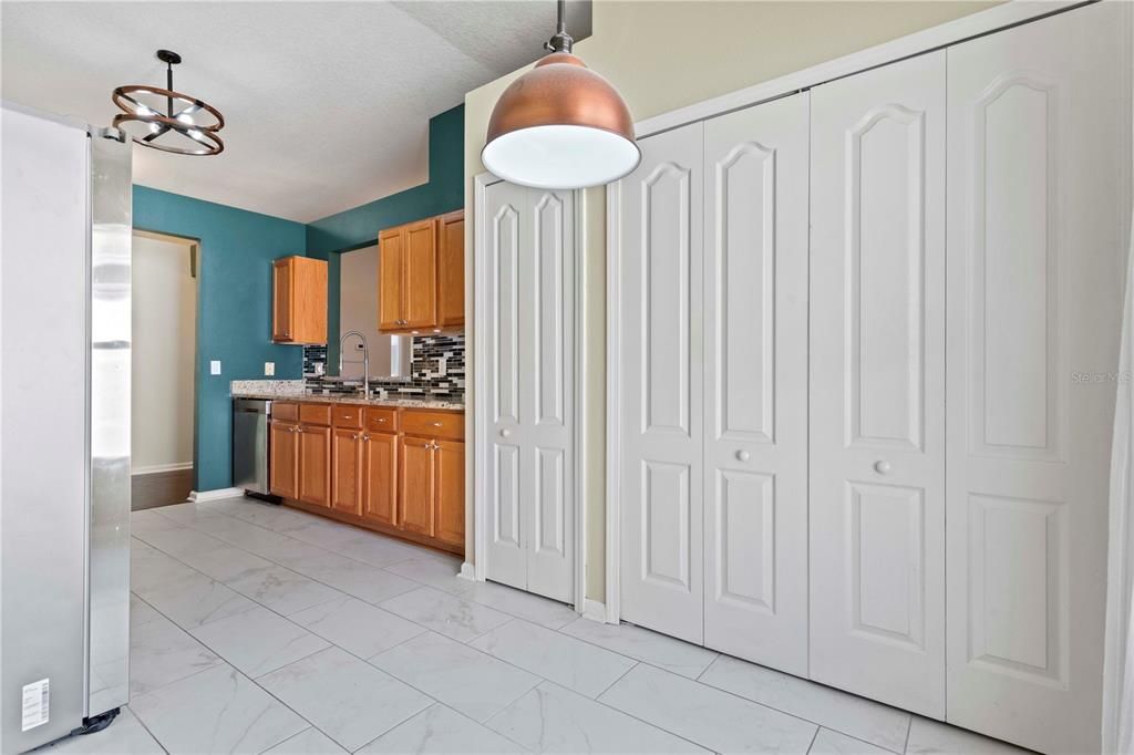 合同活跃: $300,000 (4 贝兹, 2 浴室, 1665 平方英尺)