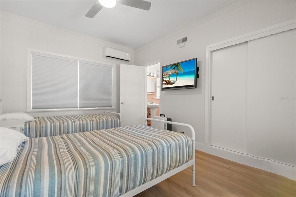 出租: $20,000 (5 贝兹, 5 浴室, 2774 平方英尺)