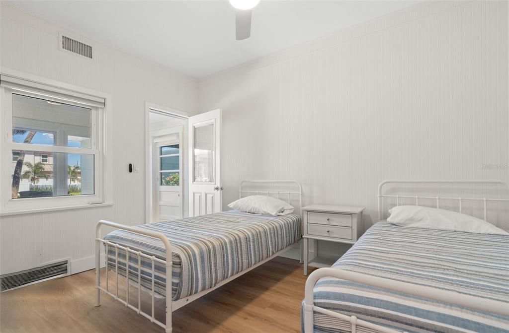 出租: $20,000 (5 贝兹, 5 浴室, 2774 平方英尺)