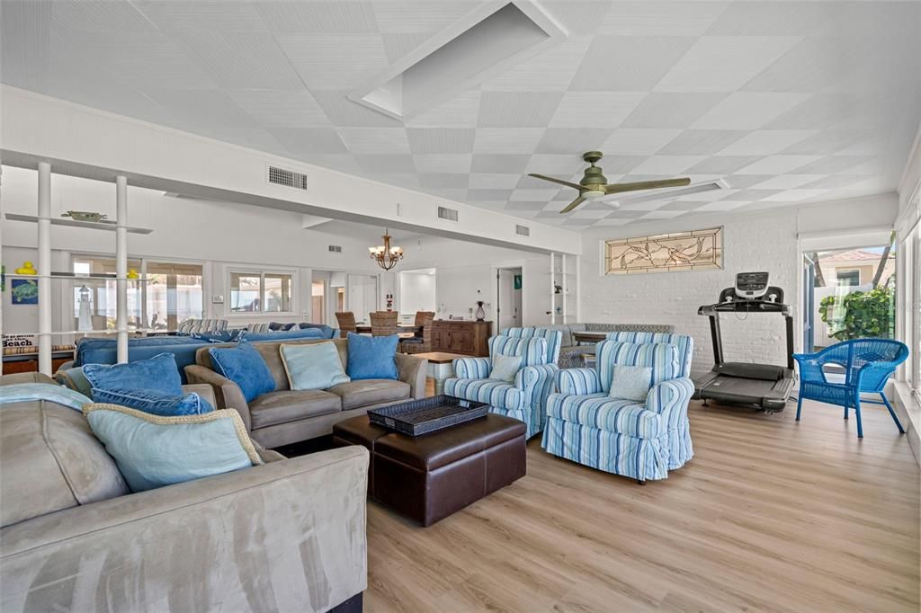 出租: $20,000 (5 贝兹, 5 浴室, 2774 平方英尺)