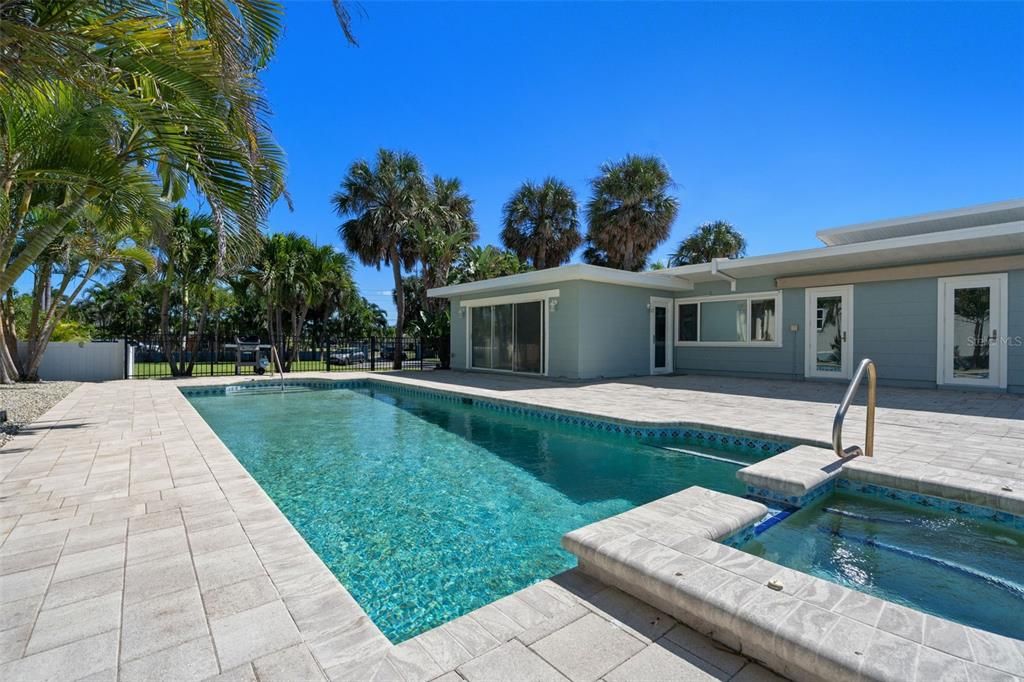 出租: $20,000 (5 贝兹, 5 浴室, 2774 平方英尺)