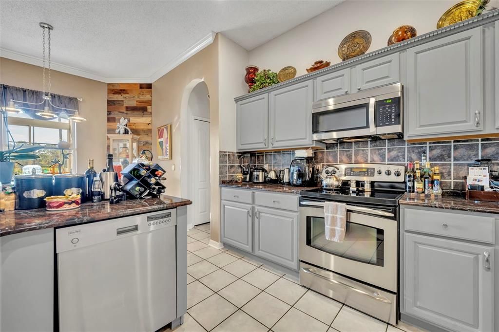 Под контрактом: $650,000 (5 спален, 4 ванн, 3010 Квадратных фут)