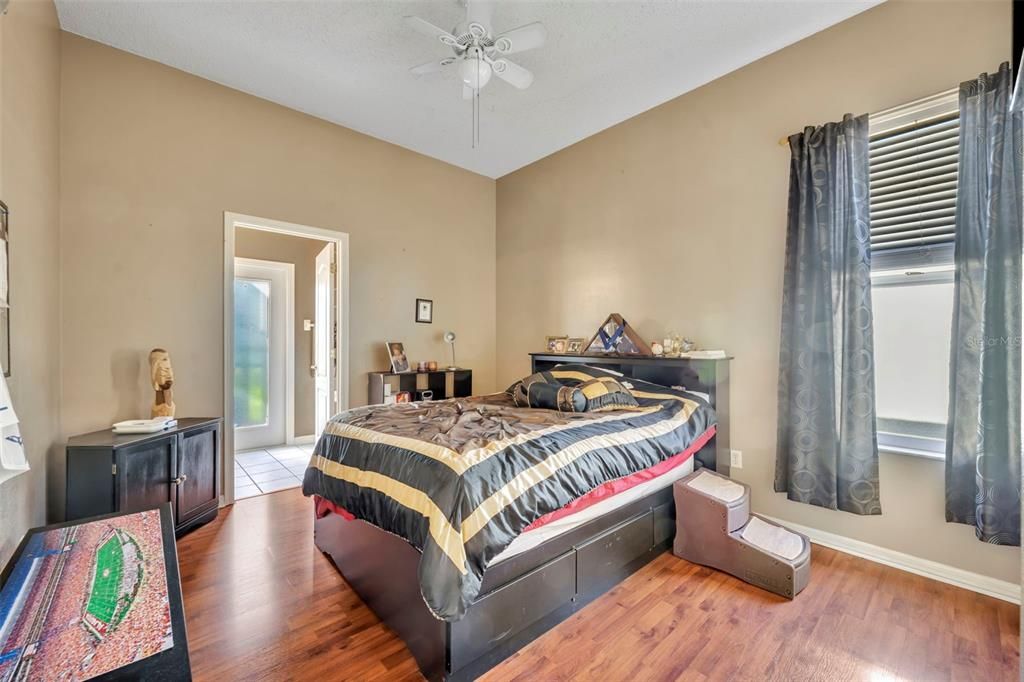 Под контрактом: $650,000 (5 спален, 4 ванн, 3010 Квадратных фут)