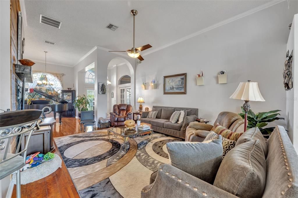 Под контрактом: $650,000 (5 спален, 4 ванн, 3010 Квадратных фут)