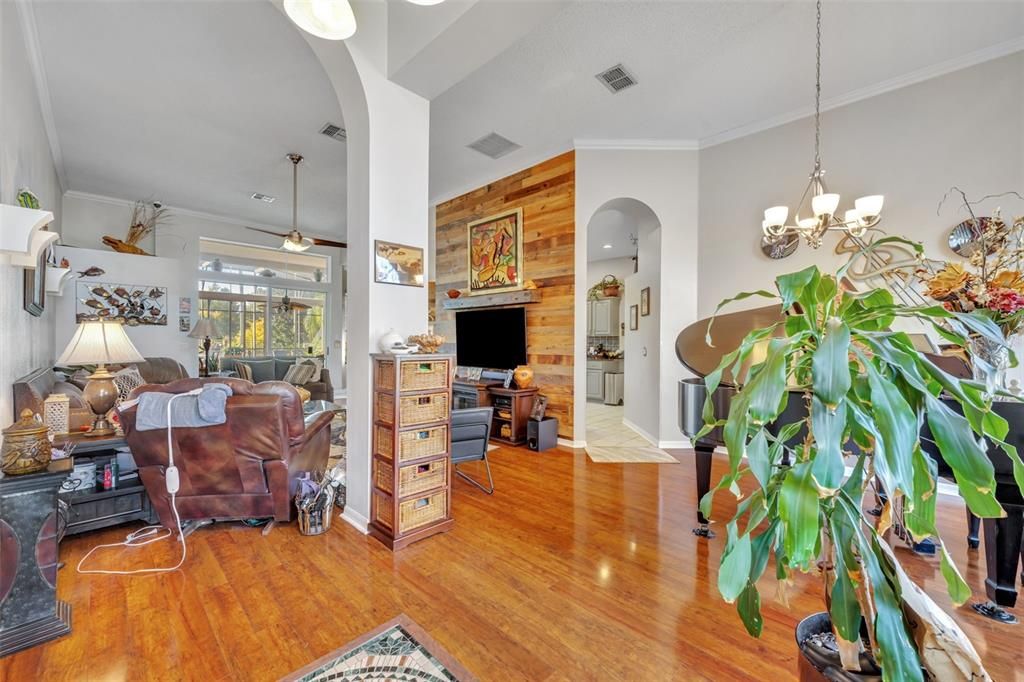 Под контрактом: $650,000 (5 спален, 4 ванн, 3010 Квадратных фут)