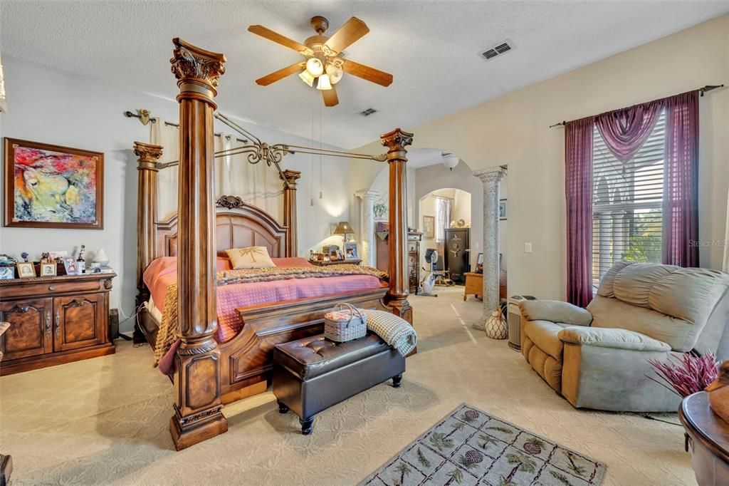 Под контрактом: $650,000 (5 спален, 4 ванн, 3010 Квадратных фут)