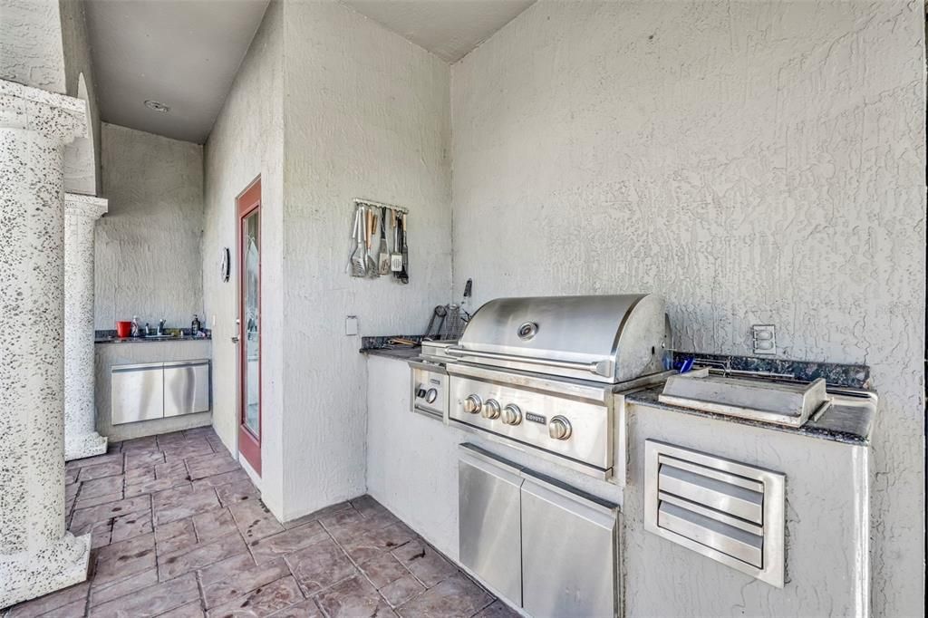 Под контрактом: $650,000 (5 спален, 4 ванн, 3010 Квадратных фут)