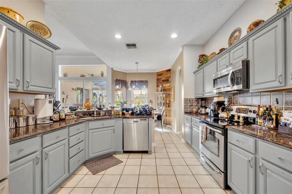 Под контрактом: $650,000 (5 спален, 4 ванн, 3010 Квадратных фут)