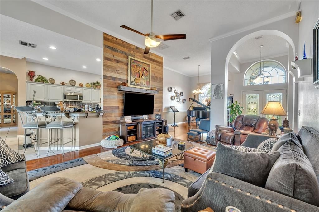 Под контрактом: $650,000 (5 спален, 4 ванн, 3010 Квадратных фут)