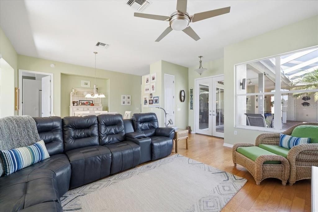 合同活跃: $515,000 (4 贝兹, 3 浴室, 2865 平方英尺)