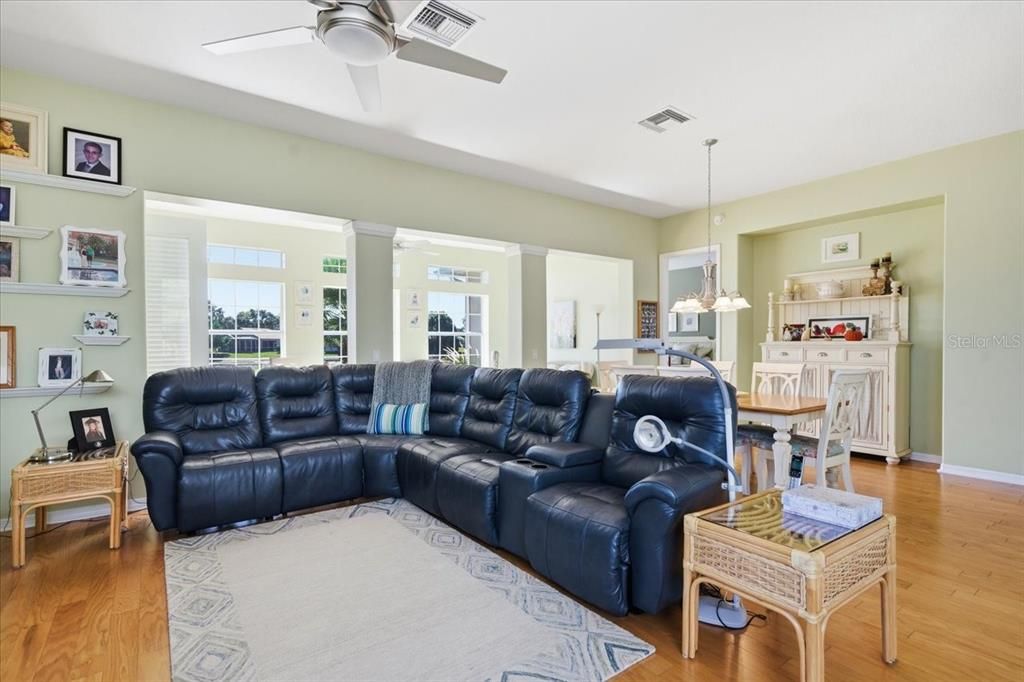 合同活跃: $515,000 (4 贝兹, 3 浴室, 2865 平方英尺)