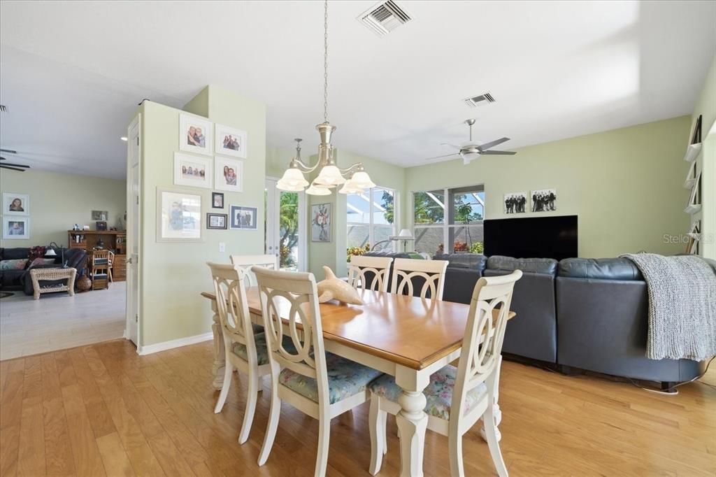 合同活跃: $515,000 (4 贝兹, 3 浴室, 2865 平方英尺)