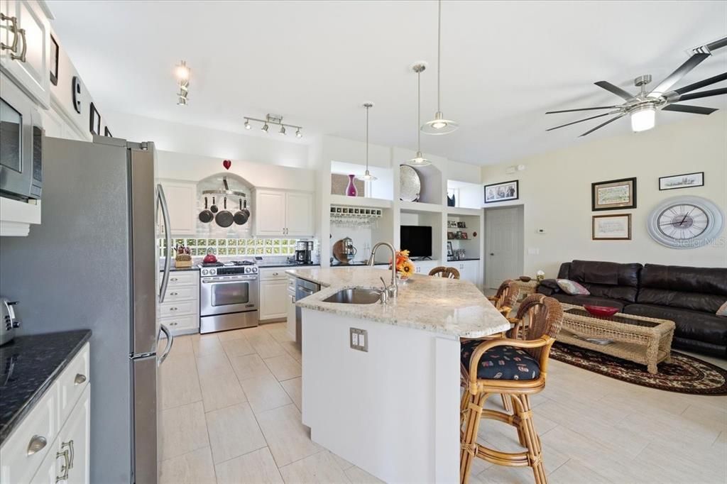 合同活跃: $515,000 (4 贝兹, 3 浴室, 2865 平方英尺)