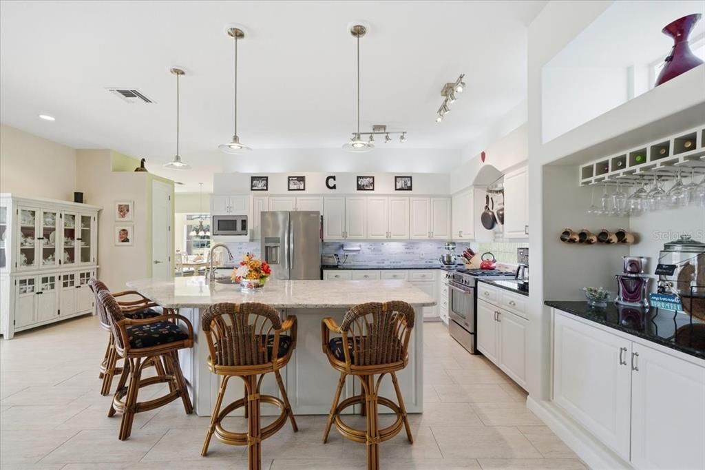 合同活跃: $515,000 (4 贝兹, 3 浴室, 2865 平方英尺)