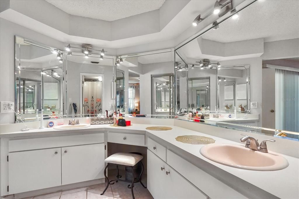 For Sale: $249,000 (2 beds, 2 baths, 1200 Square Feet)