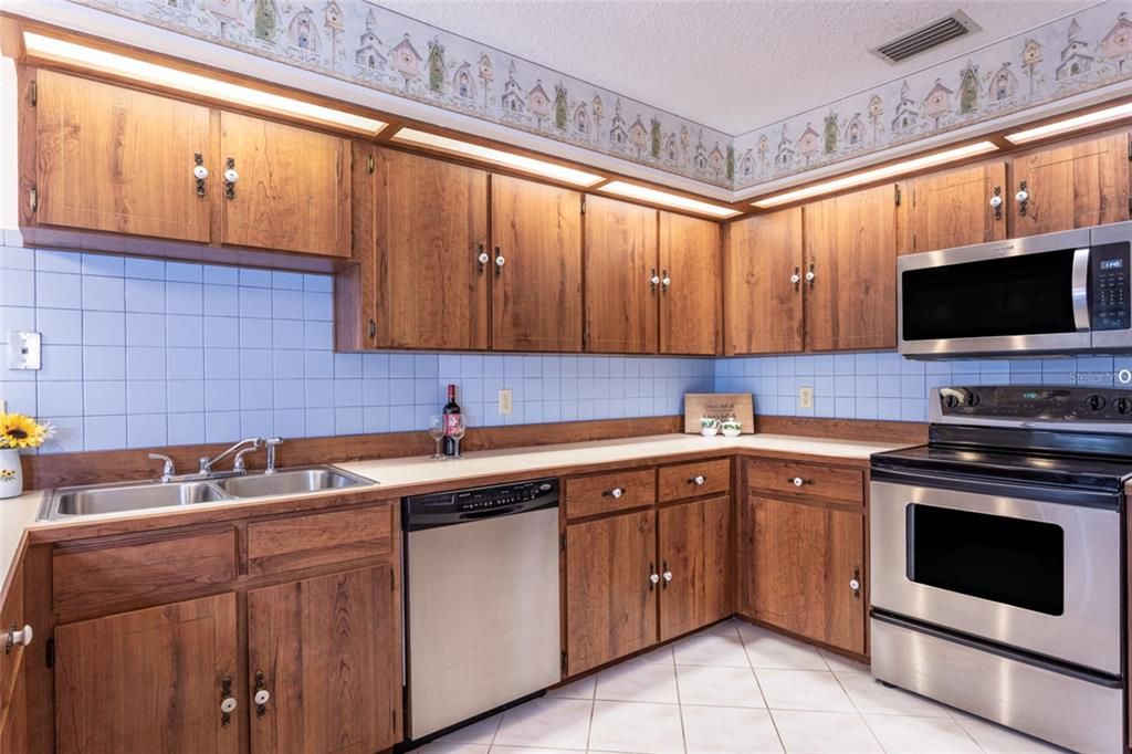 Active With Contract: $269,000 (3 beds, 2 baths, 2035 Square Feet)