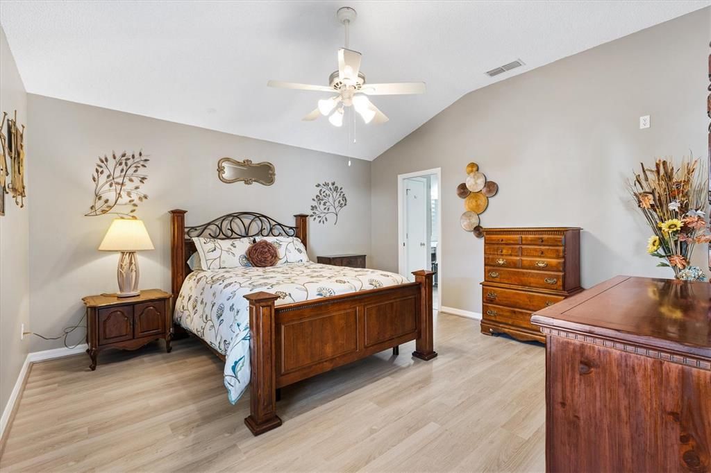 Active With Contract: $279,000 (2 beds, 2 baths, 1279 Square Feet)