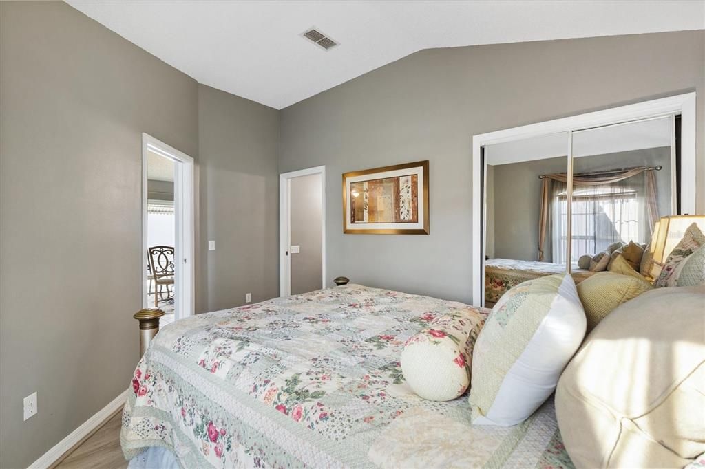 Active With Contract: $279,000 (2 beds, 2 baths, 1279 Square Feet)