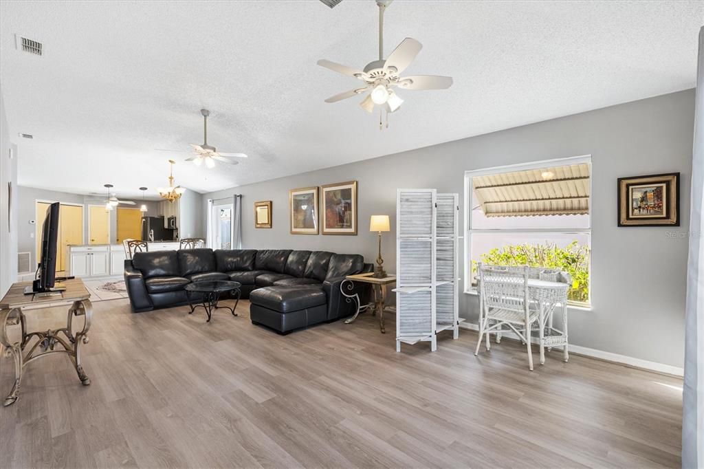 Active With Contract: $279,000 (2 beds, 2 baths, 1279 Square Feet)