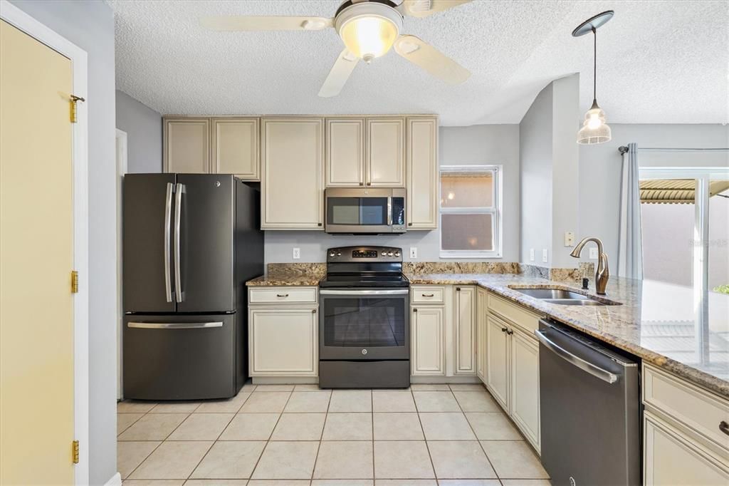 Active With Contract: $279,000 (2 beds, 2 baths, 1279 Square Feet)