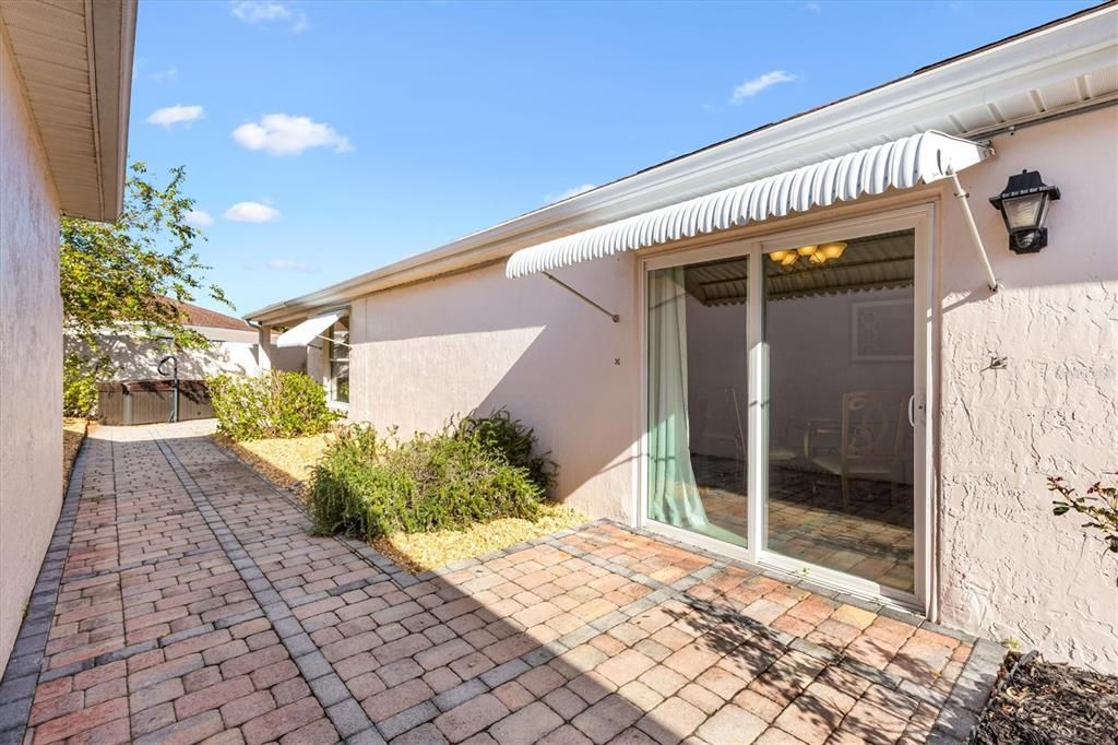 Active With Contract: $279,000 (2 beds, 2 baths, 1279 Square Feet)